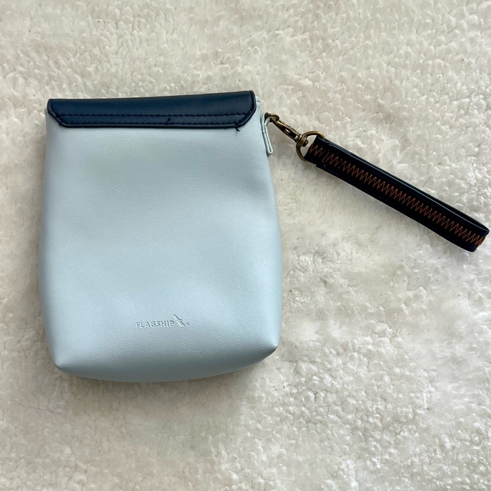 Raven + Lily x American Airlines Blue Vegan Leather Crossbody Pouch / Wristlet - Picture 3 of 6